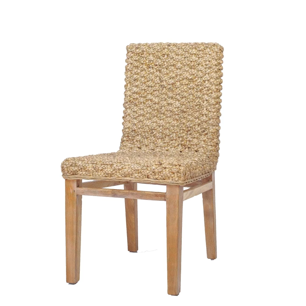 Chaise de salon en abaca et teck, assise confortable et design.