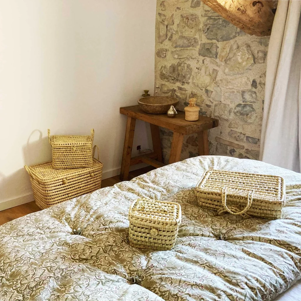 Petite valise en feuilles de palmier pour déco