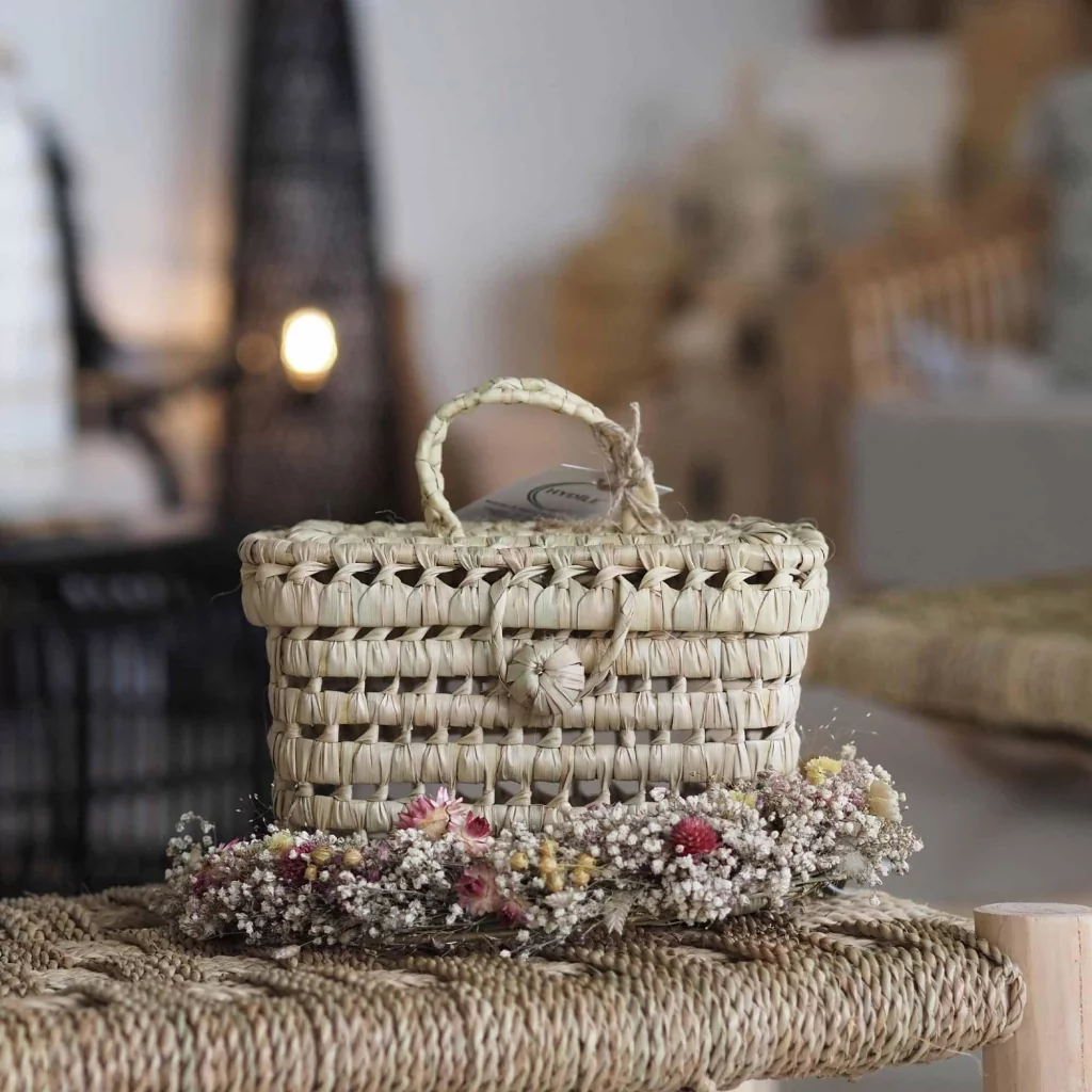 Petit panier tressé avec couvercle  décoratif