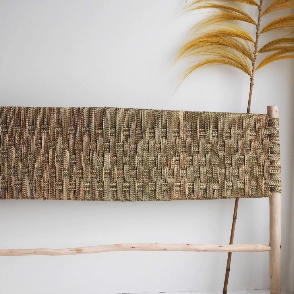 tête de lit en bois et fibres naturelles