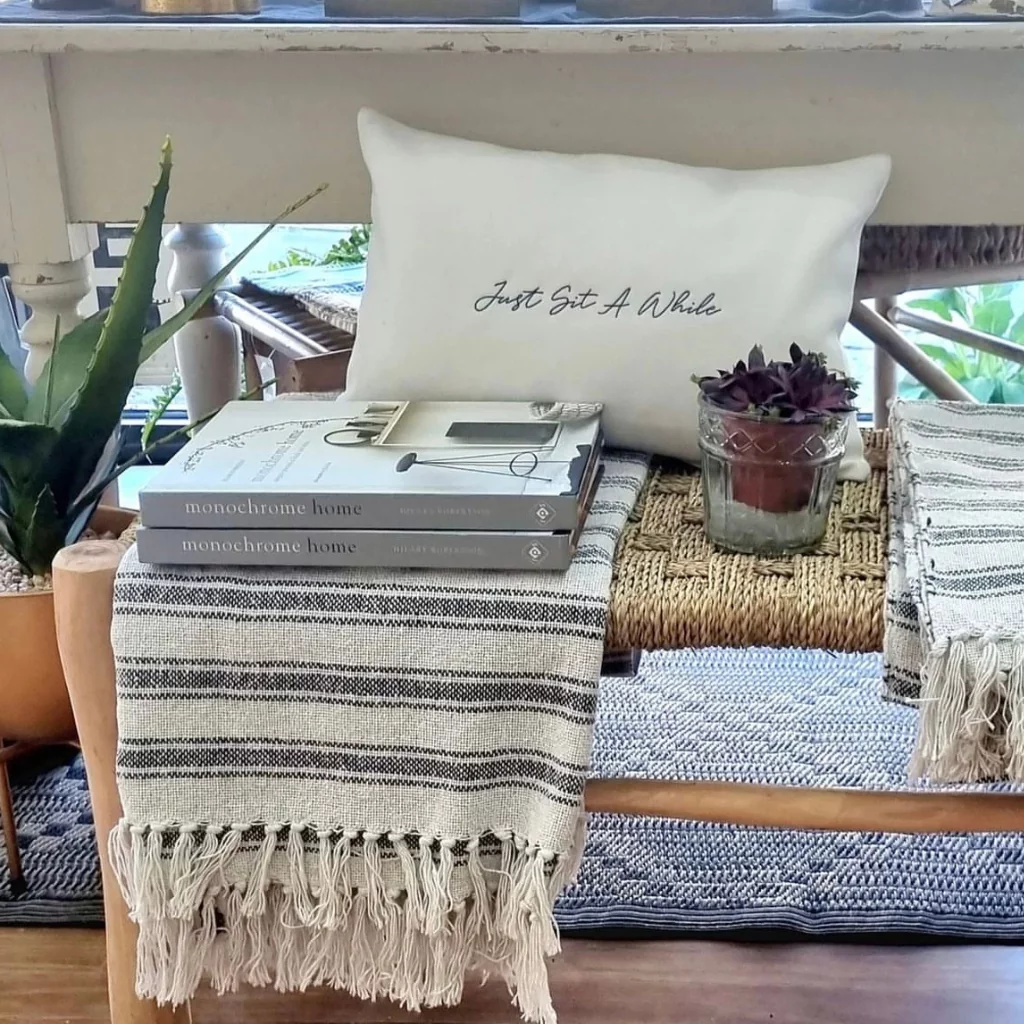 banc tressé pour le salon ou la chambre