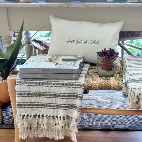 banc tressé pour le salon ou la chambre