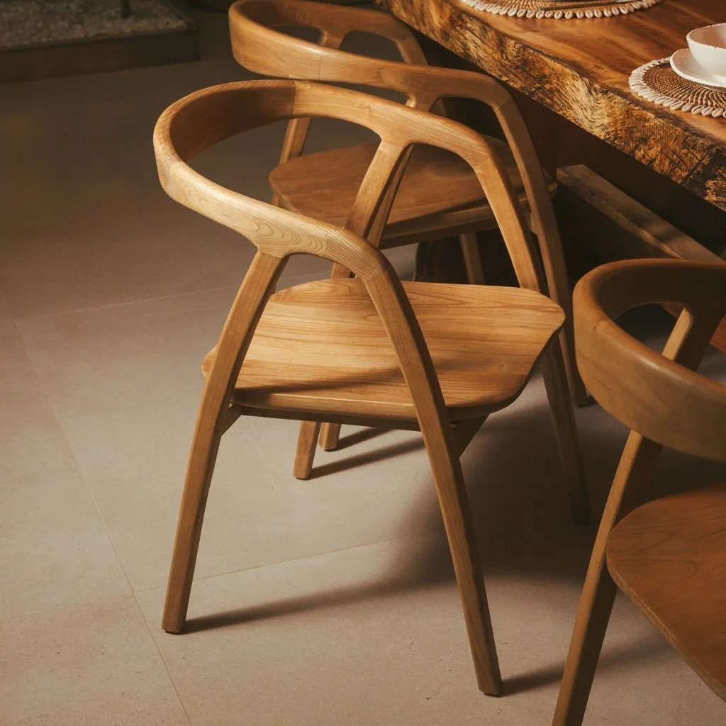 chaise-naturelle-moderne-en-bois