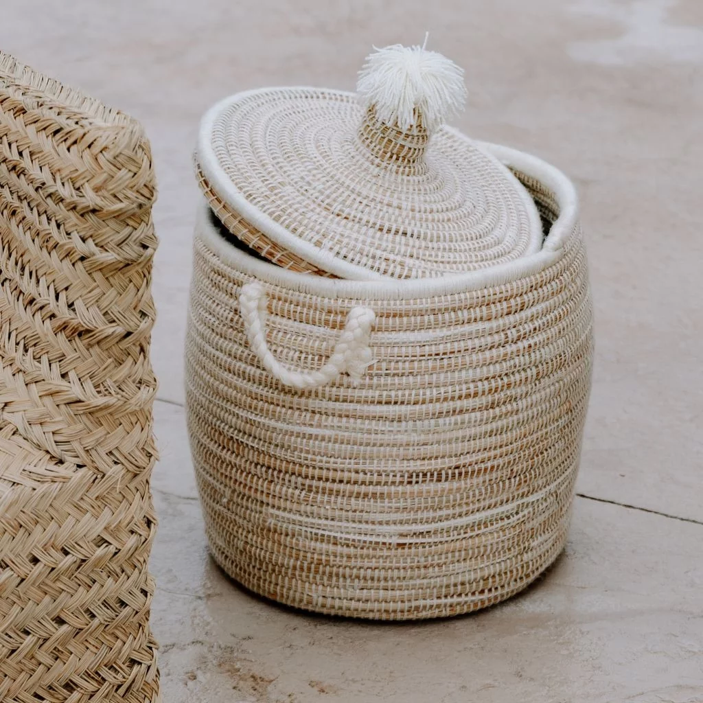 Cache-pot osier : 2 couleurs et pompons blancs - Monde de l'osier