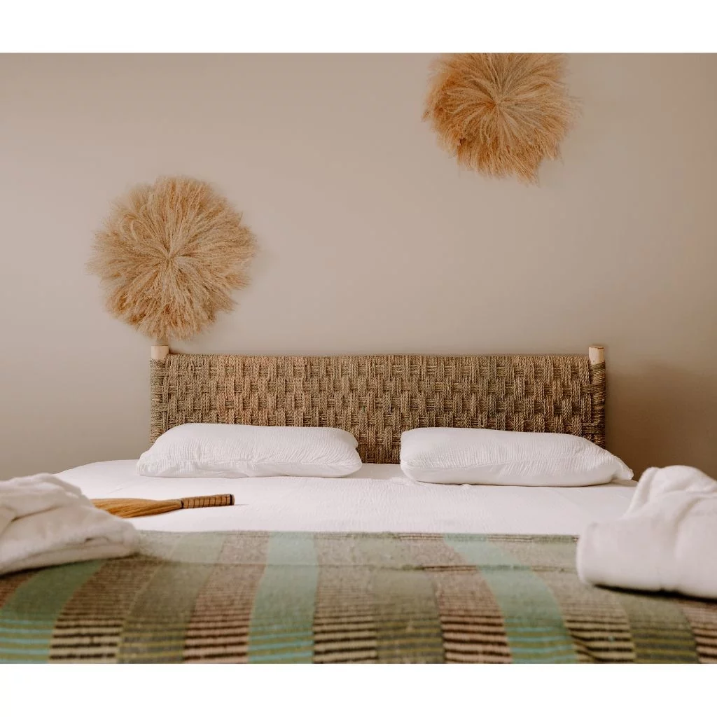 tête de lit en bois et fibres naturelles