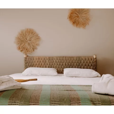 tête de lit en bois et fibres naturelles