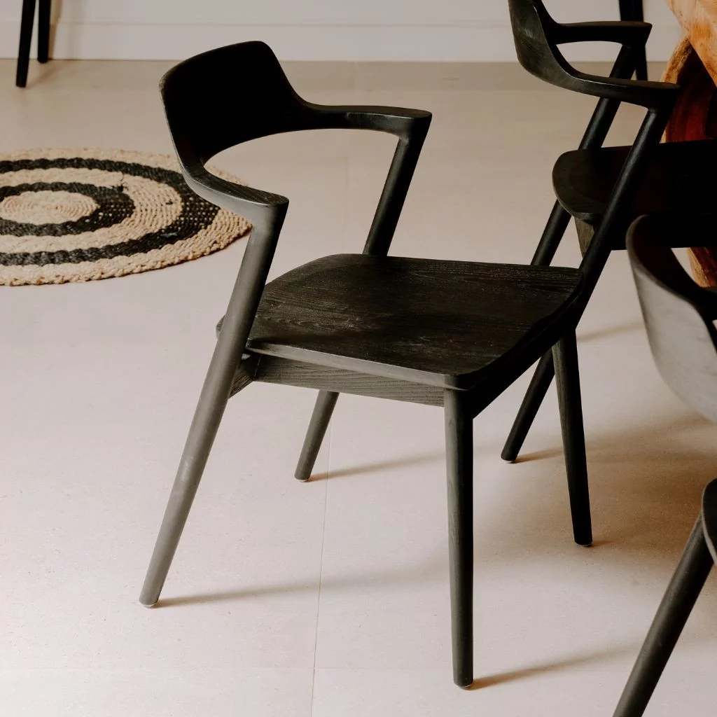 chaise-noir-naturel-moderne-en-bois