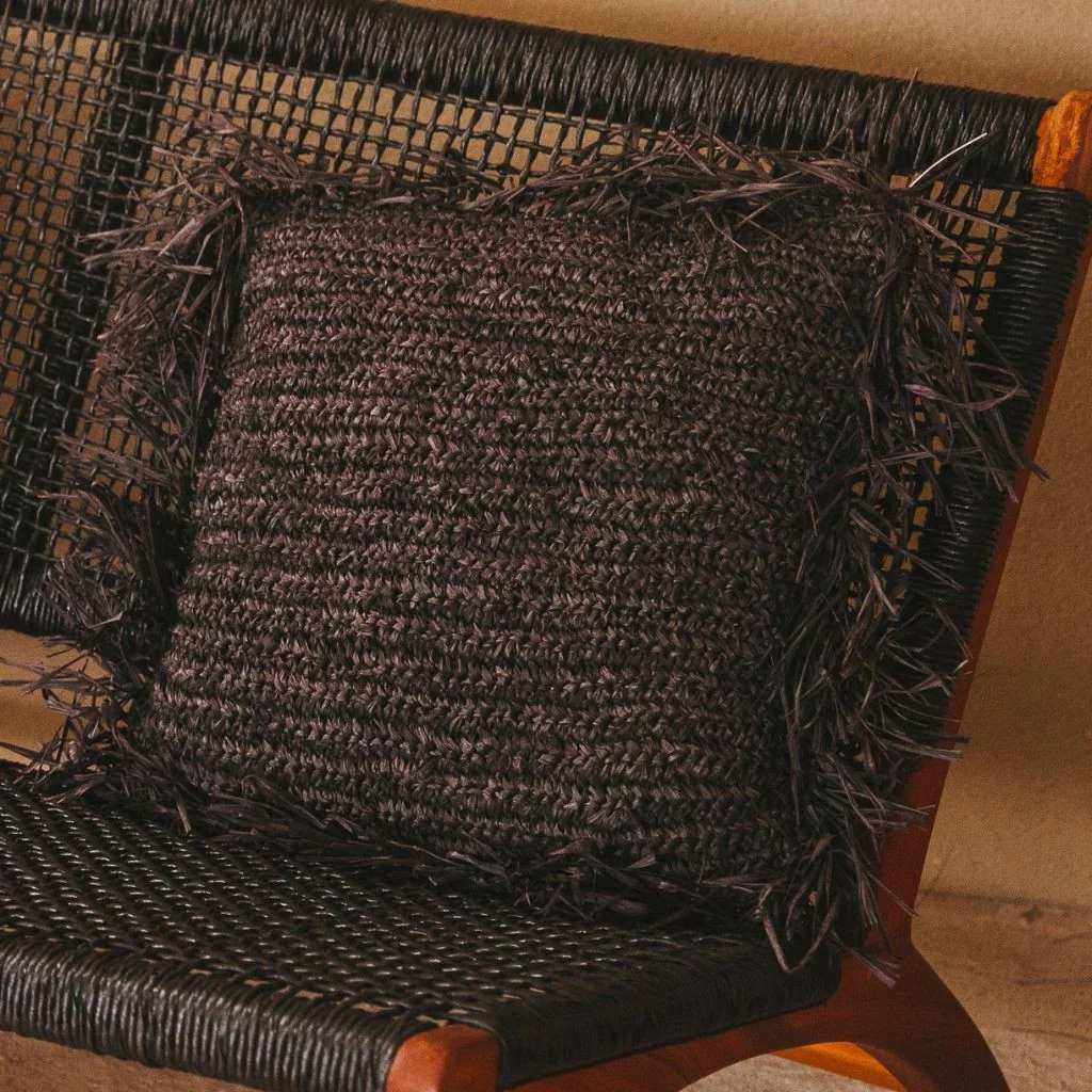 Coussin raphia noir - Coussin tressé en raphia