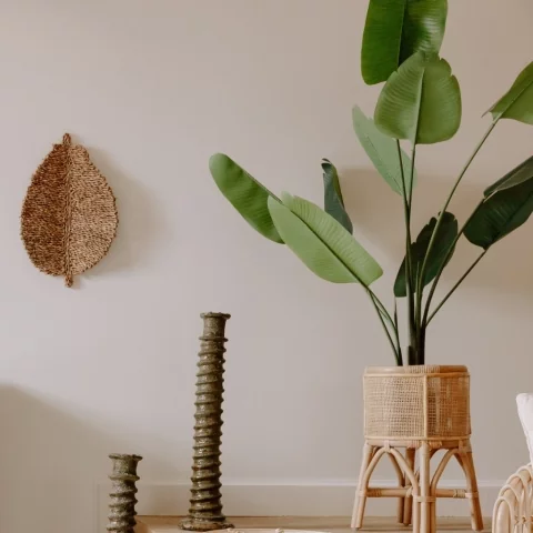 DARIO - Cache pot sur pieds en rotin