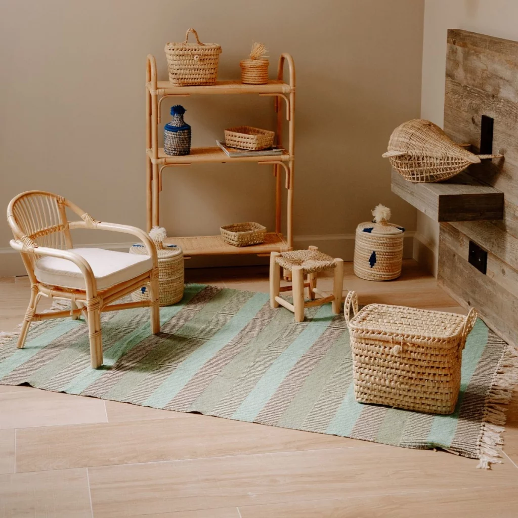 Petit fauteuil enfant en rotin naturel pour une chambre d'enfant