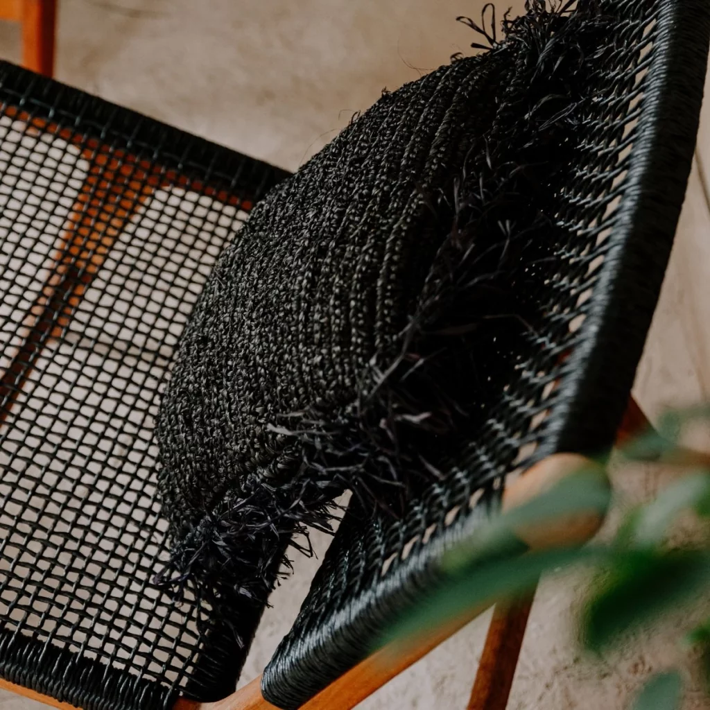 Coussin en raphia tressé couleur noir