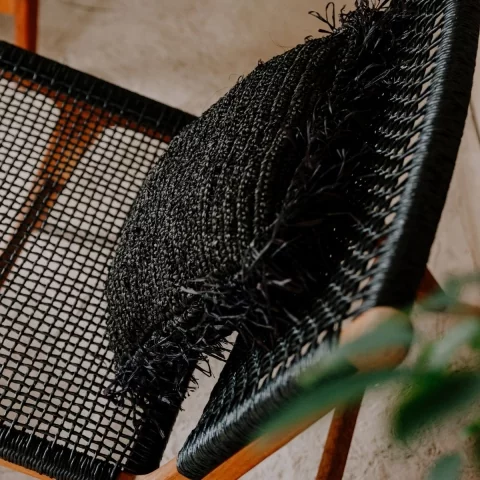 Coussin en raphia tressé couleur noir