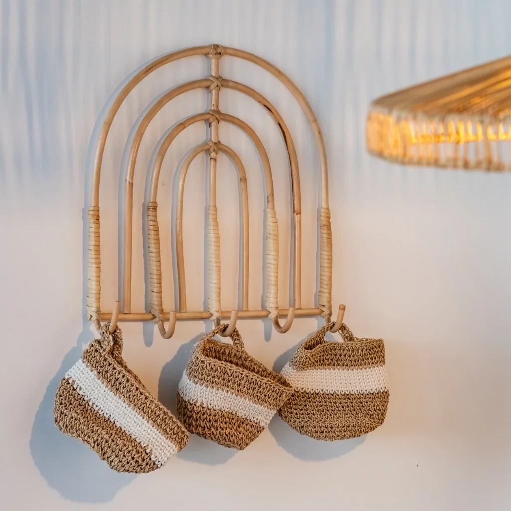 RAINBOW - Etagère murale en rotin arc-en-ciel