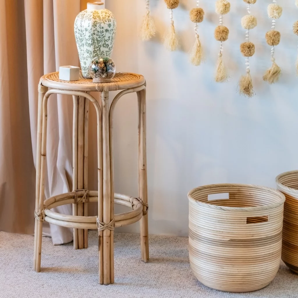 Petite table haute en rotin
