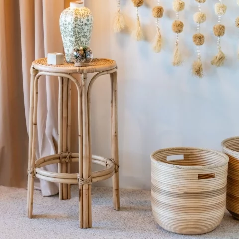 Petite table haute en rotin