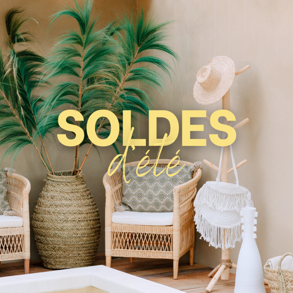 Mobilier naturel en fond avec écrit soldes d'été