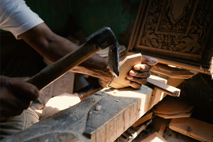 Bois sculpté à la main par un artisan.