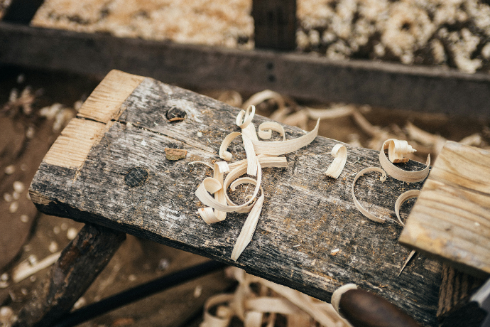 Préparation du bois en atelier pour la fabrication de futurs meubles.