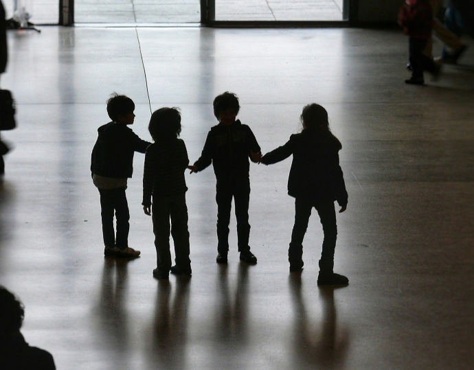 Enfants qui se tiennent la main, engagement pour décrire notre engagement social prométhée humanitaire
