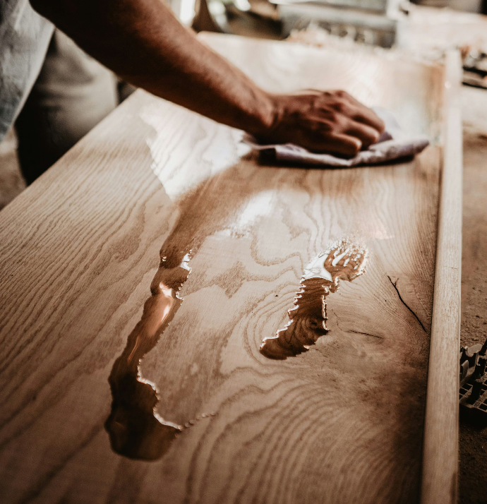 Artisan qui applique un protecteur sur du bois