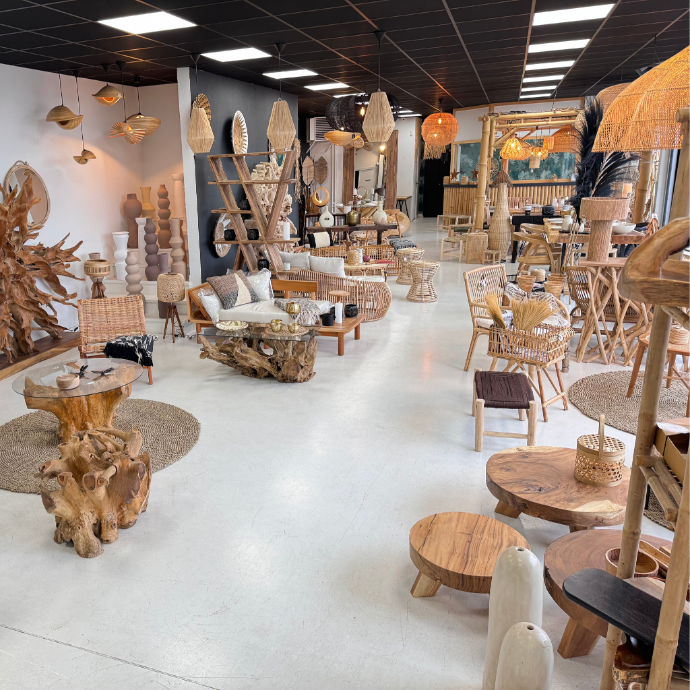 Vue d'ensemble du showroom Hydile montrant du mobilier naturel