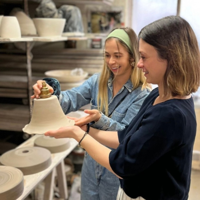 Marie et Emma chez notre artisan dans le sud de la France