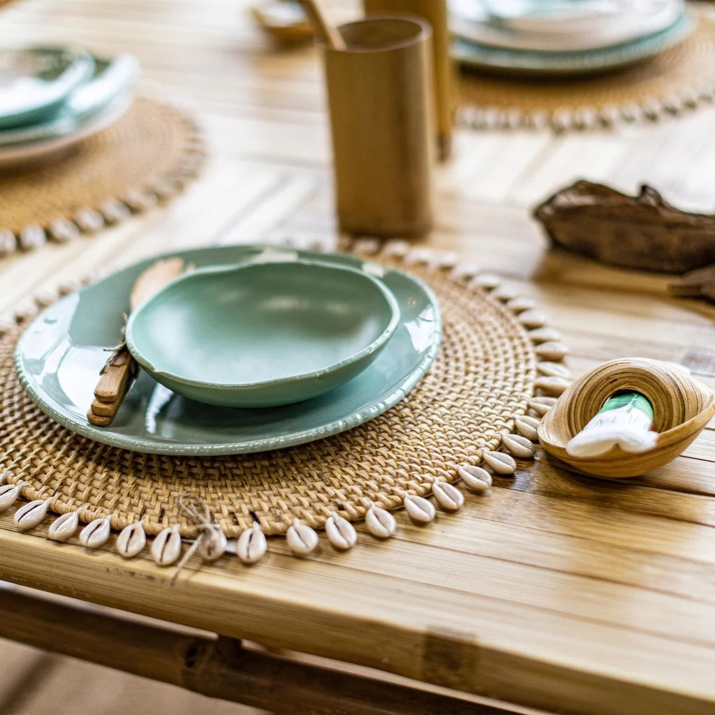 CAURI - Lot de 4 sets en rotin et coquillage naturel