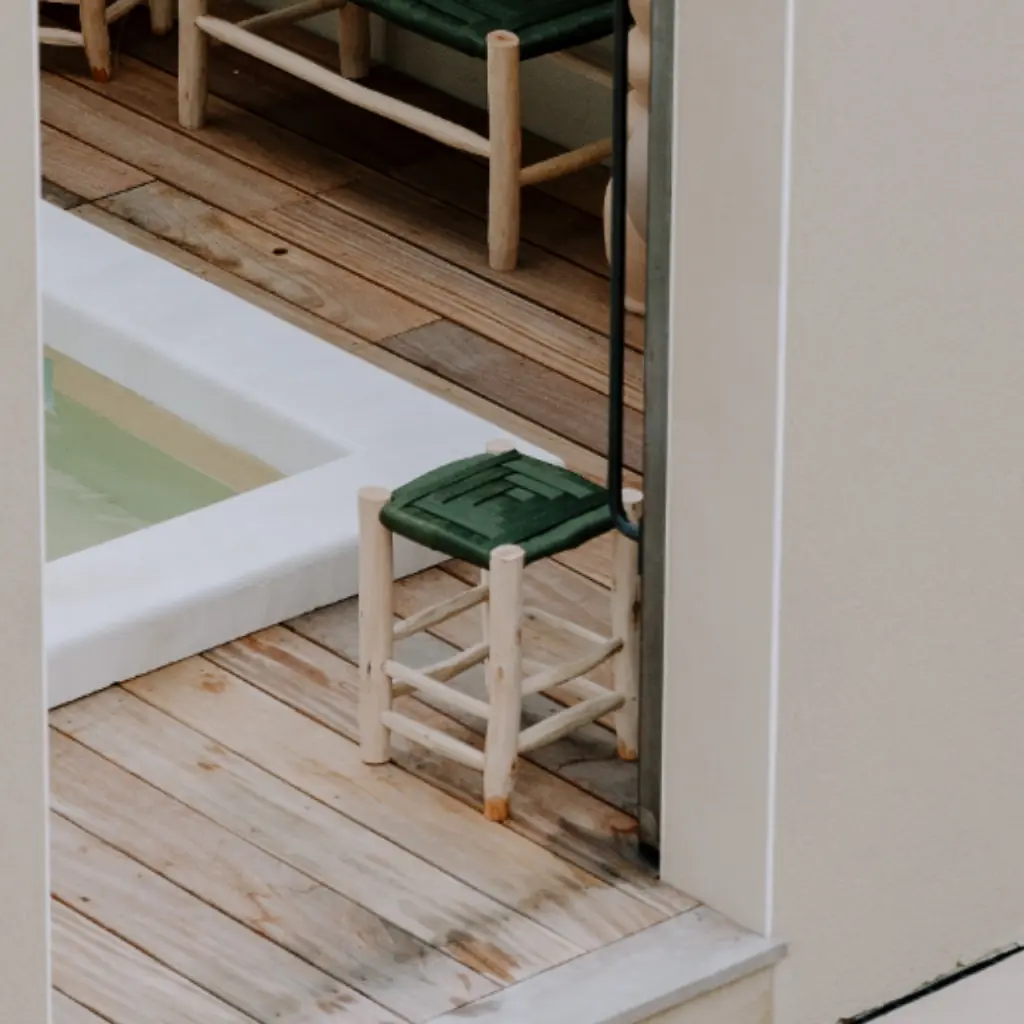 ROUCOU - Tabouret en bois d'eucalyptus et corde synthétiques verte