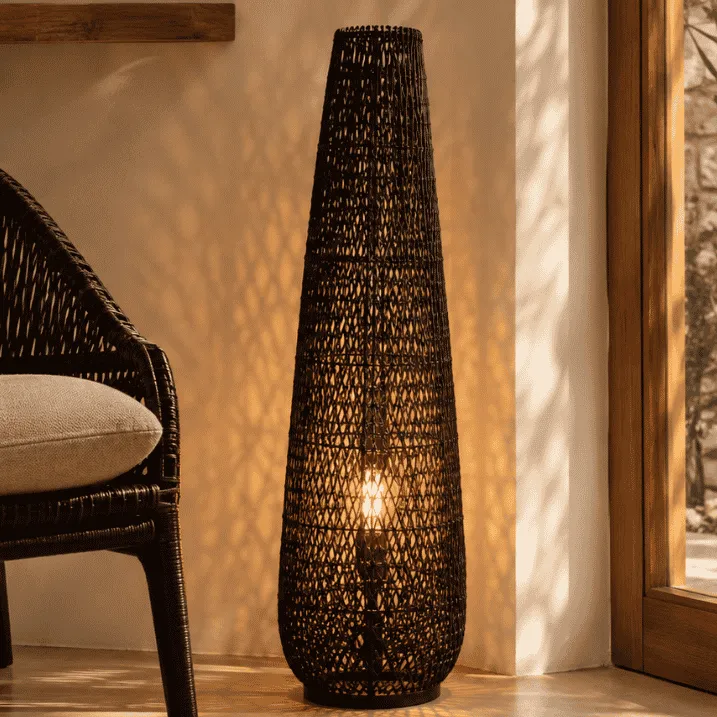 ZELIE - Lampe à poser noir en rotin et structure métallique