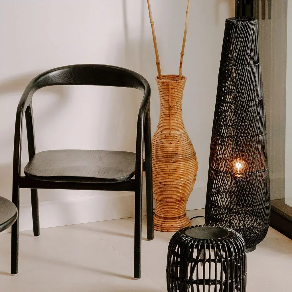 ZELIE - Lampe à poser noir en rotin et structure métallique